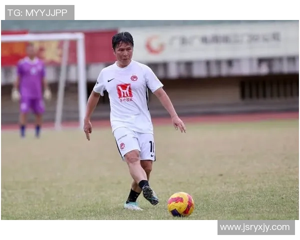 足球球星回家仪式掀起热潮 球迷齐聚送上盛大欢迎礼遇